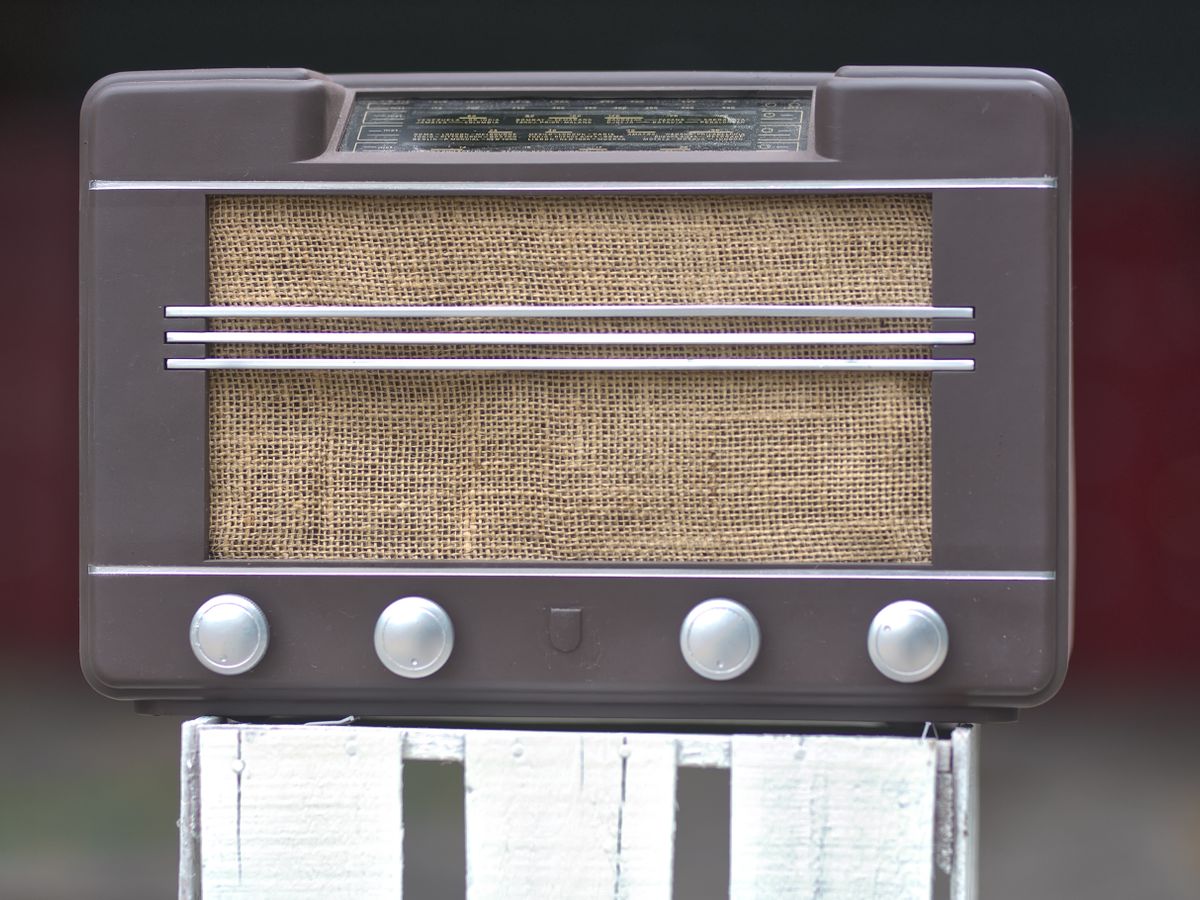 Emerson 520 Bakelite Table Radio, Brown